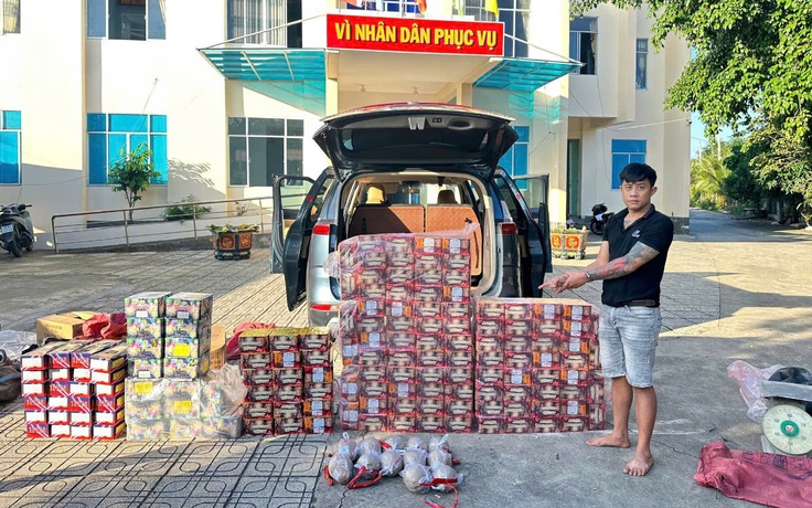 Công an TP.HCM liên tiếp bắt pháo hoa, thuốc lá lậu