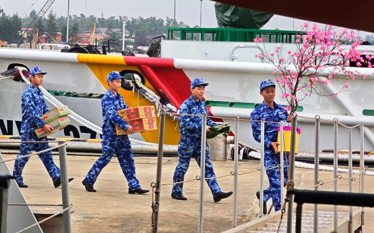 Chuyến tàu mùa xuân ra khơi giữ biển: Cảnh sát biển gác tết nơi đầu sóng