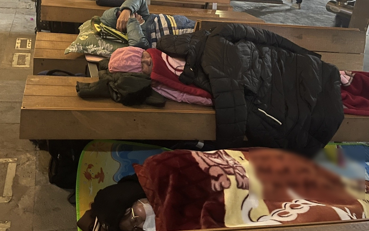 Đêm rét trong Bệnh viện Bạch Mai sau vụ bảo vệ 'giật chăn' người nhà bệnh nhân