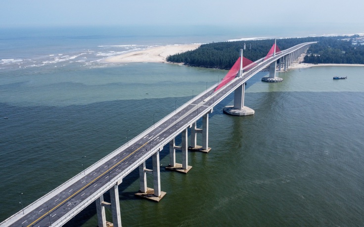 Cận cảnh cầu vượt cửa biển Thuận An 2.400 tỉ đồng chưa thể thông xe