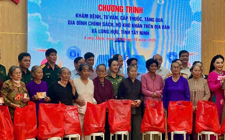 Khám bệnh, tặng quà cho 300 người dân ở tỉnh Tây Ninh