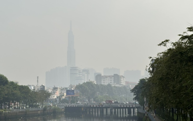 Giữa trưa, TP.HCM vẫn mịt mù vì ô nhiễm, không khí vượt 'cảnh báo đỏ'