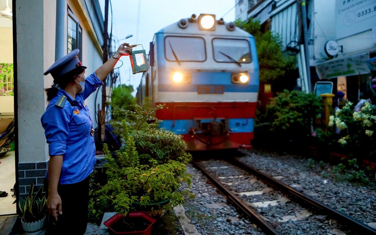 Gác tàu giữa lòng TP.HCM: Người thức cùng thành phố