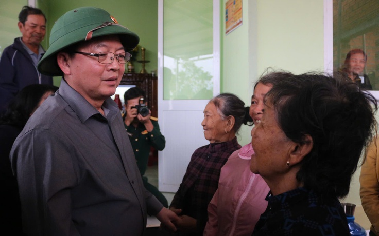 Phó thủ tướng Hồ Quốc Dũng thăm hỏi người dân rốn lũ Hòa Thịnh