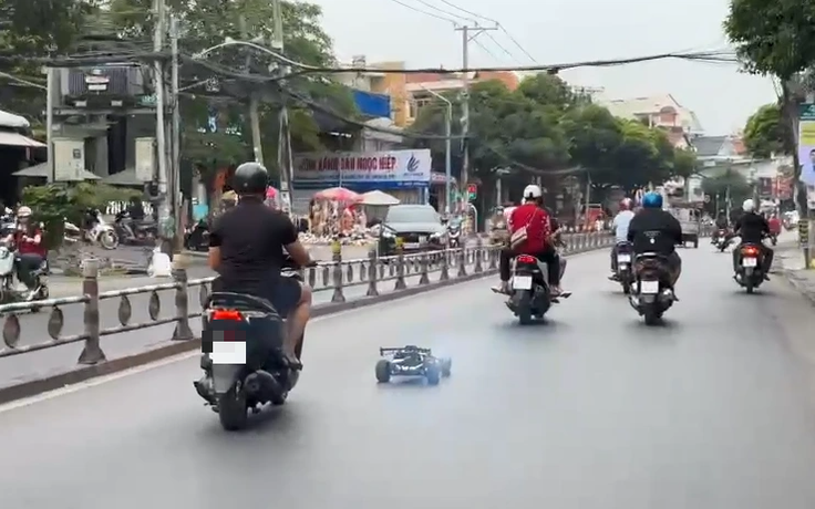 Clip xe điều khiển từ xa chạy nghênh ngang trên đường, tiếng nổ to như máy cưa