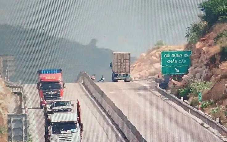 Thót tim cảnh 3 em nhỏ chơi đùa giữa cao tốc Cam Lâm - Vĩnh Hảo