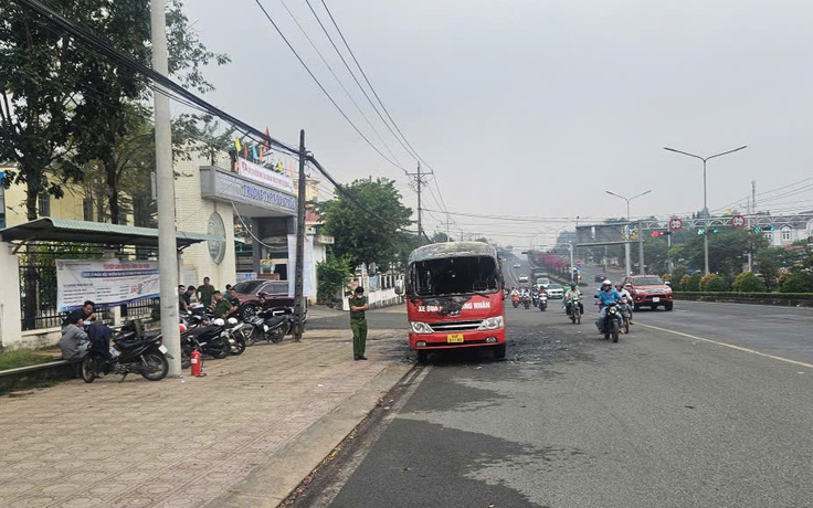 Cháy xe đưa rước công nhân ngay trước cổng trường học ở Đồng Nai