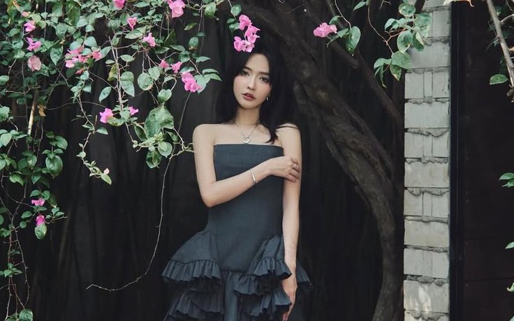 Đôi chân thon gọn với quần tất đen