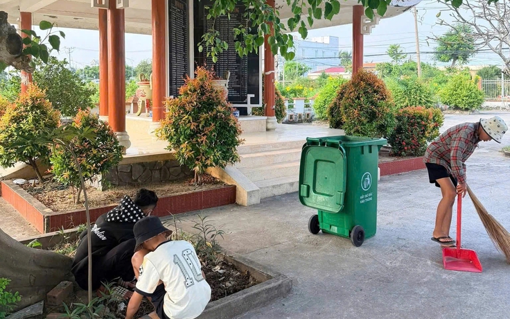 Trẻ 'chưa ngoan' được công an hướng dẫn dọn vệ sinh bia tưởng niệm để răn đe