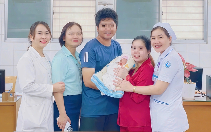Trì hoãn sinh hơn 8 tuần để cứu em bé trong song thai có 1 thai lưu