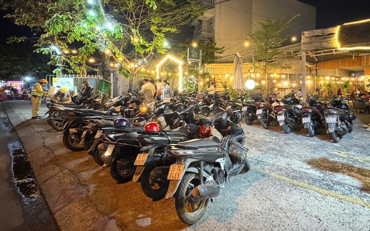 Đỗ xe máy trên vỉa hè: CSGT TP.HCM ra quân, xử lý hàng loạt người vi phạm