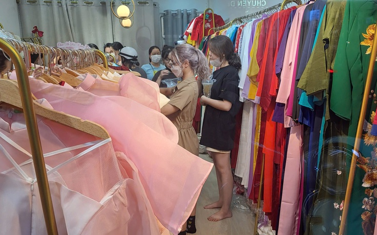 Dịch vụ cho thuê áo dài đắt khách dịp cuối năm