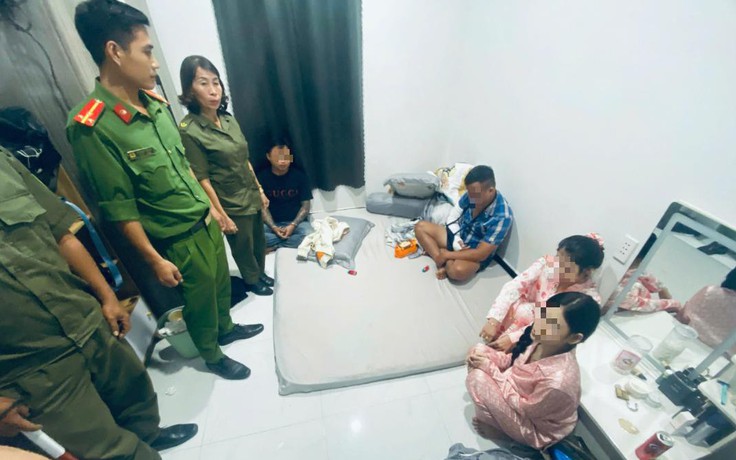Đồng Nai bắt quả tang nhóm nam nữ 'bay lắc' ma túy trong phòng ngủ