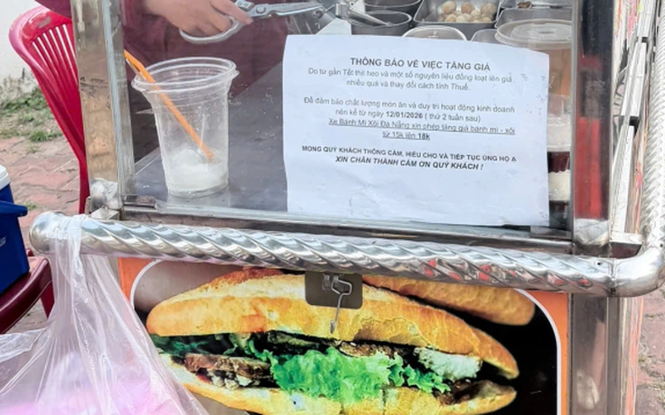 Chị bán bánh mì, cô bán hủ tiếu gõ... 'thông báo tăng giá'