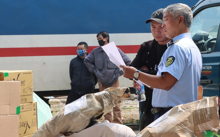 Bắt lô hàng 500 triệu nghi nhập lậu trong ga Hà Nội