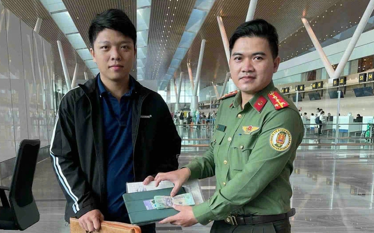Công an Tân Sơn Nhất trả tài sản hơn 1 tỉ đồng cho khách bỏ quên