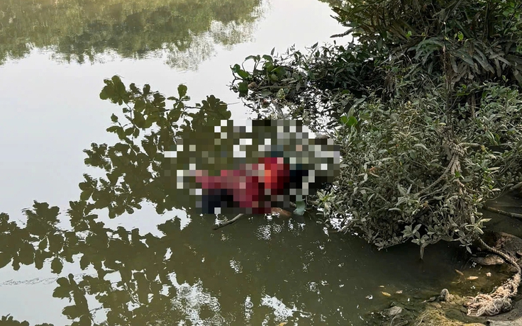 Phát hiện thi thể nam giới mặc áo in 'Ban Chỉ huy Quân sự phường Phú Lâm'