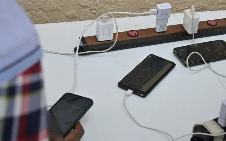 Vì sao smartphone dùng vẫn ổn nhưng cắm sạc là chậm?