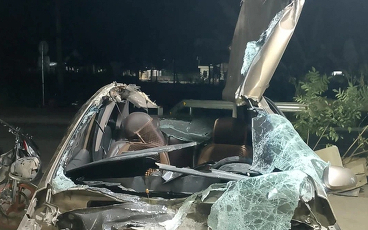 Ô tô bị xé toạc sau khi đâm lan can đường, tài xế thoát chết