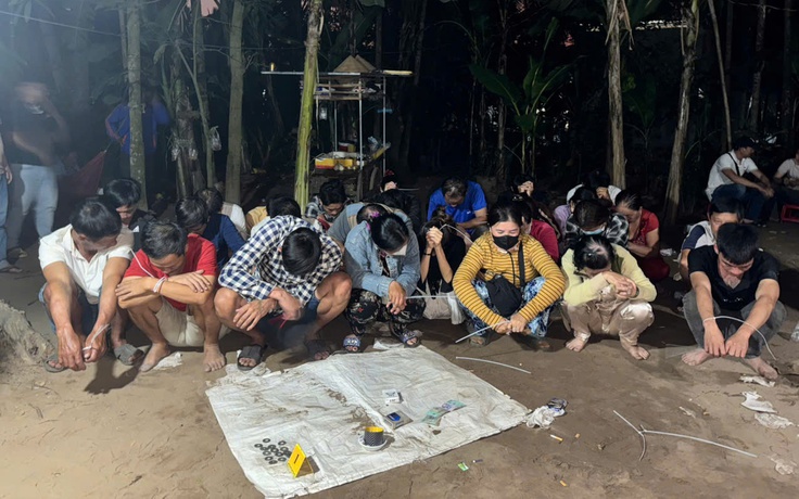 Bắt quả tang 28 người đánh bạc ở khu đất trống, do 'Vủ buôn' tổ chức