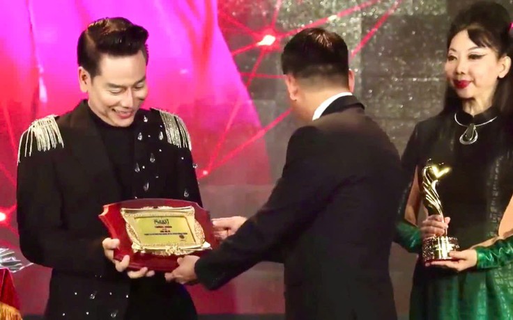 Ca sĩ Lâm Trí Tú xúc động khi lần thứ 3 liên tiếp nhận giải 'Nghệ sĩ vì cộng đồng'