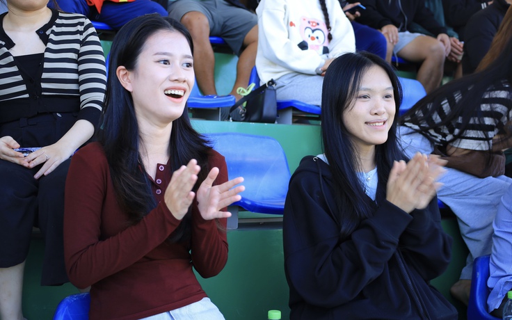 Đến sân sớm cổ vũ bạn trai đá bóng, cô gái chỉ mong không chấn thương