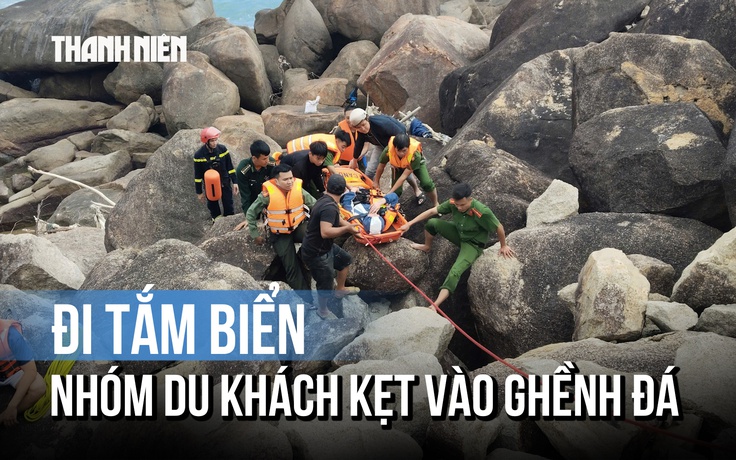 Giải cứu nhóm du khách nước ngoài bị sóng lớn đánh mắc kẹt vào ghềnh đá