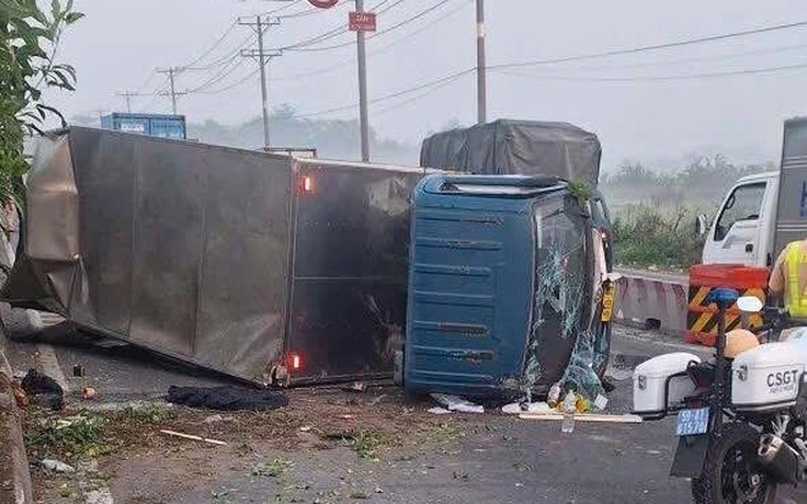 Lật xe tải, cửa ngõ tây bắc TP.HCM ùn xe kéo dài