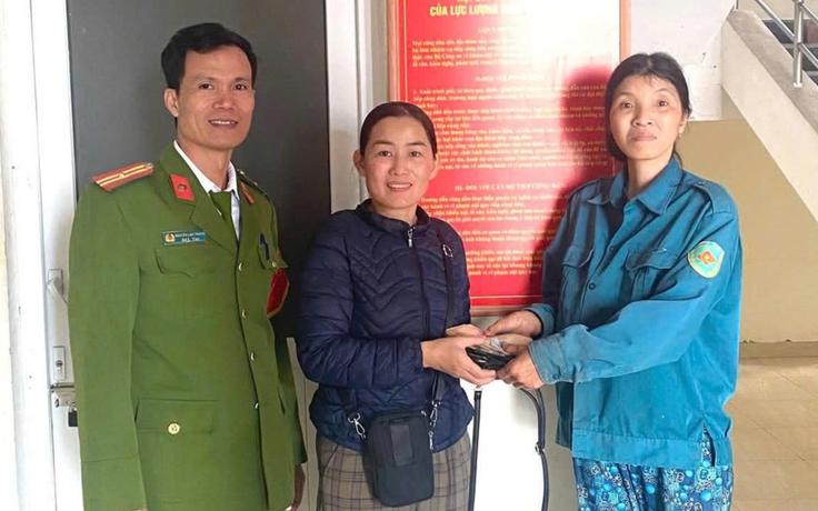 Cô lượm ve chai trình báo công an, trả lại túi xách nhặt được ven đường