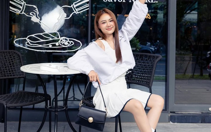 Sức hút từ chiếc túi đeo vai nắp gập không bao giờ lỗi mốt