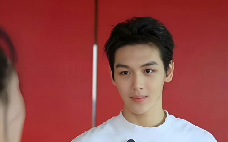 Con trai của Tình Nhi 'Hoàn Châu cách cách' gây sốt với vẻ ngoài cực phẩm