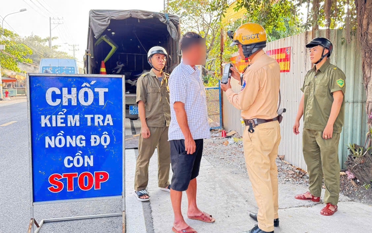 CSGT TP.HCM kiểm tra nồng độ cồn ban ngày Tết Dương lịch, phát hiện nhiều vi phạm