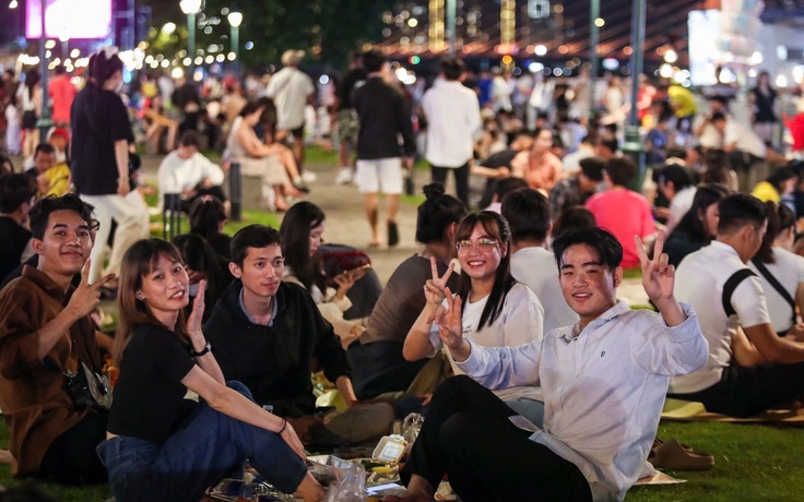 Tết Dương lịch và Tết Nguyên đán: Quan tâm tết nào hơn?