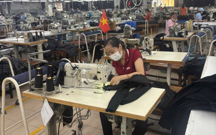 Đón Tết Dương lịch trong xưởng may...