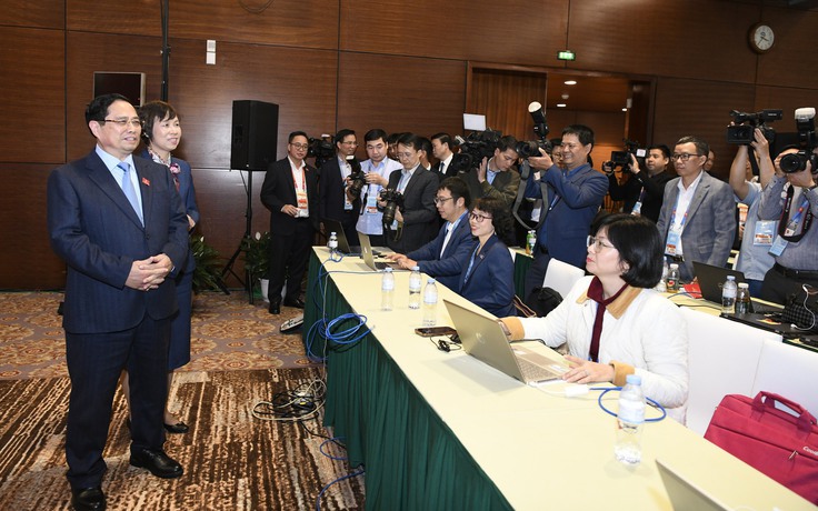 Thủ tướng thăm, động viên phóng viên tác nghiệp tại Đại hội XIV