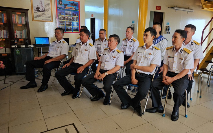 Cán bộ, chiến sĩ nhà giàn DK1 theo dõi Đại hội Đảng XIV từ nơi đầu sóng