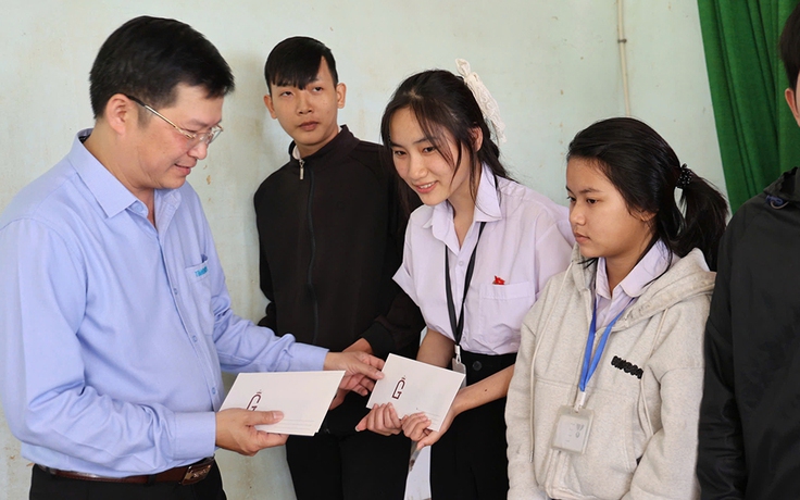 Mang mùa xuân về với học sinh vùng rốn lũ ven sông Kỳ Lộ