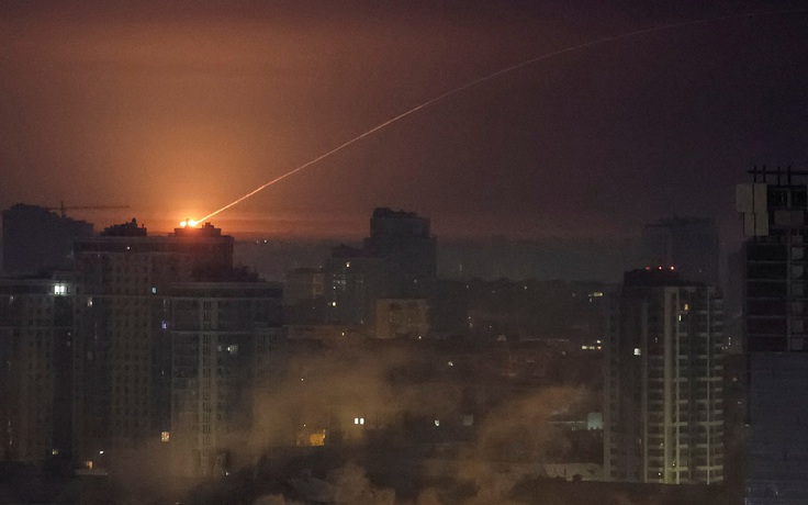 Chiến sự Ukraine ngày 1.428: Hơn nửa Kyiv mất điện, hàng trăm ngàn người sơ tán