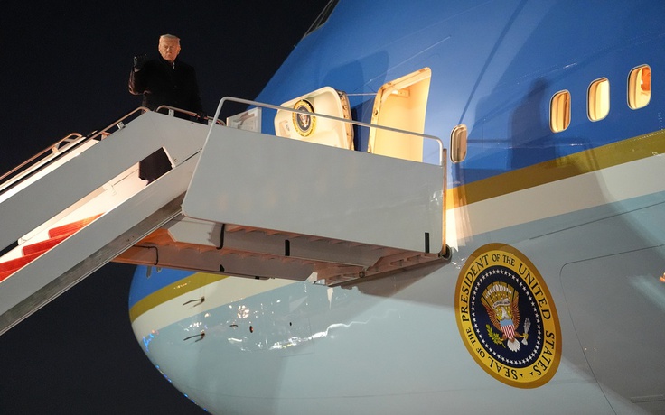 Không lực Một chở ông Trump đi Davos gặp trục trặc phải quay về đổi máy bay