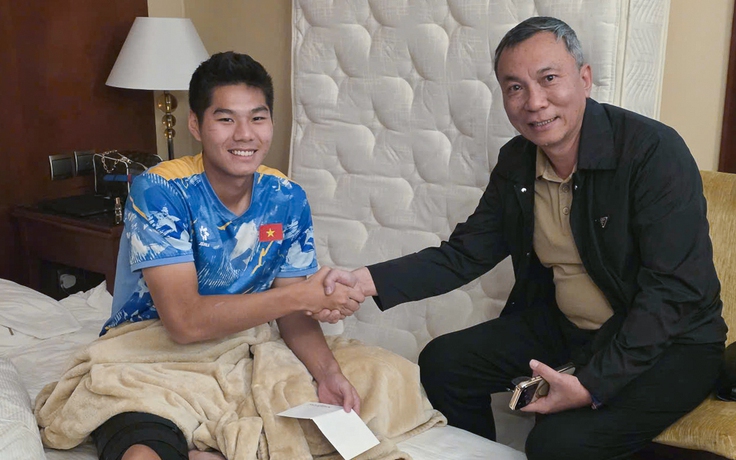 Chủ tịch VFF Trần Quốc Tuấn thăm Hiểu Minh, khẳng định sẽ tạo điều kiện phục hồi tốt nhất