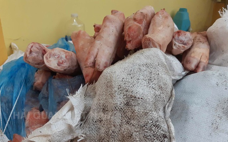 Hải quan chặn 1,5 tấn chân giò, xúc xích bẩn nhập lậu có dấu hiệu phân hủy
