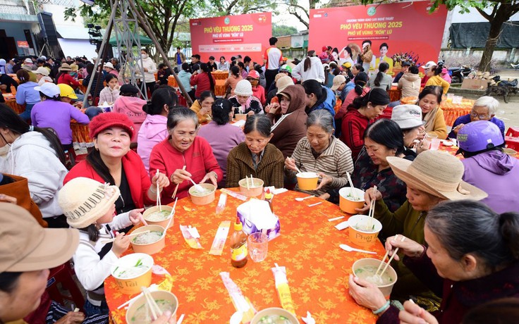 Acecook Việt Nam mang phở yêu thương đến người dân vùng rốn lũ Hòa Thịnh
