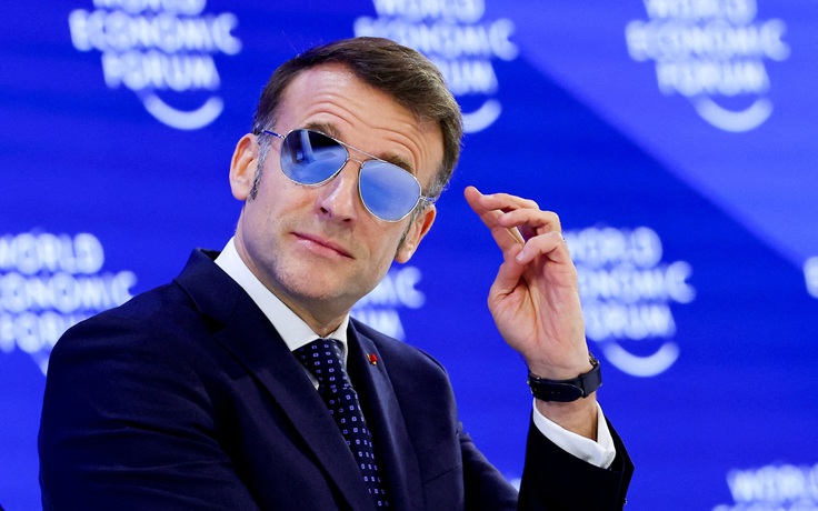 Kính râm 'Top Gun' của Tổng thống Pháp gây bão mạng xã hội