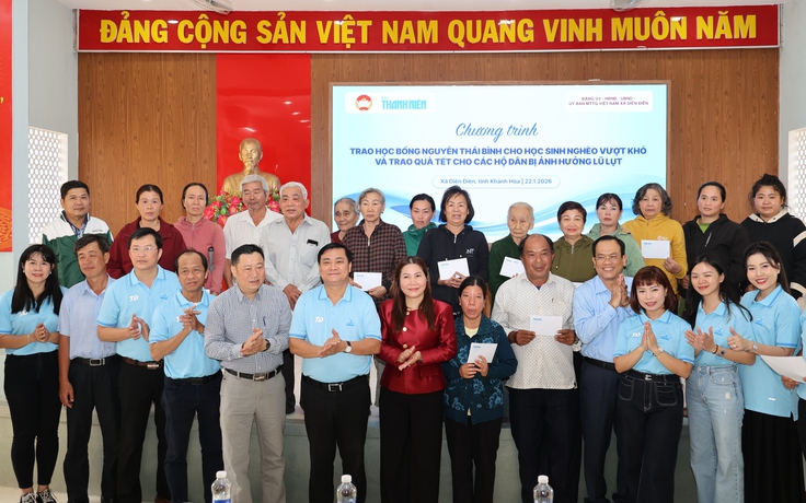Báo Thanh Niên trao học bổng cho học sinh nghèo và quà tết cho người dân