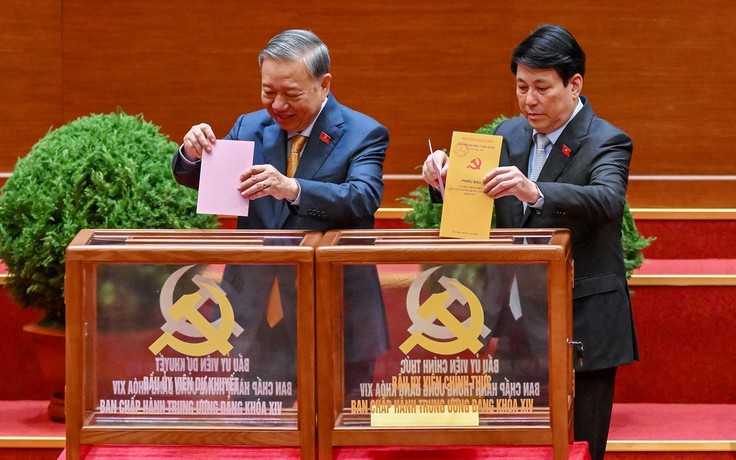 Hình ảnh lãnh đạo Đảng, Nhà nước bỏ phiếu bầu Ban Chấp hành Trung ương Đảng khóa XIV