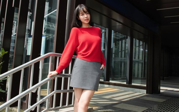 Giày Mary Jane sánh đôi tất cao cổ mang đậm nét retro