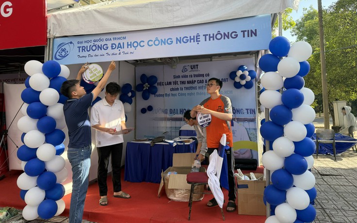 Trải nghiệm công nghệ mới tại các gian triển lãm Tư vấn mùa thi