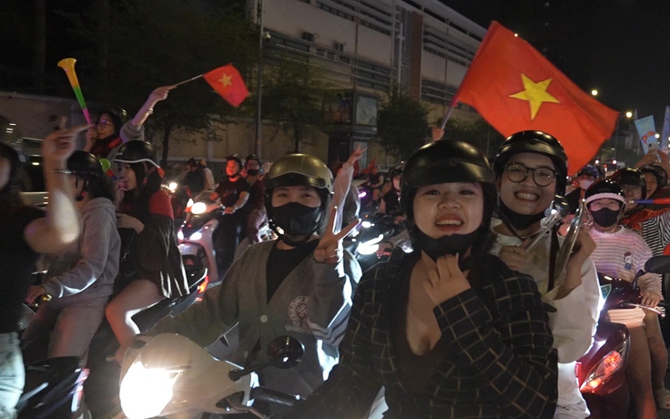 Người hâm mộ TP.HCM xuống đường ‘đi bão’ mừng U.23 Việt Nam giành HCĐ châu Á