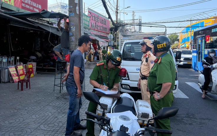 TP.HCM: Xử lý kiên quyết vi phạm vỉa hè, lòng đường ở nhiều tuyến phố