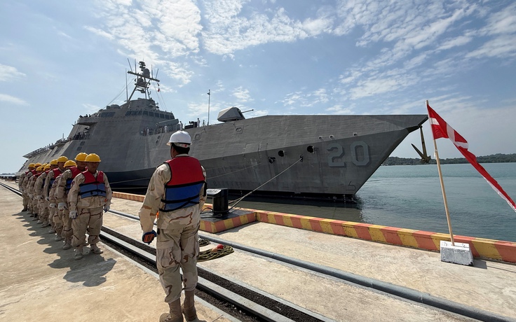 Tàu chiến Mỹ lần đầu thăm căn cứ Campuchia mới nâng cấp, đậu gần tàu Trung Quốc